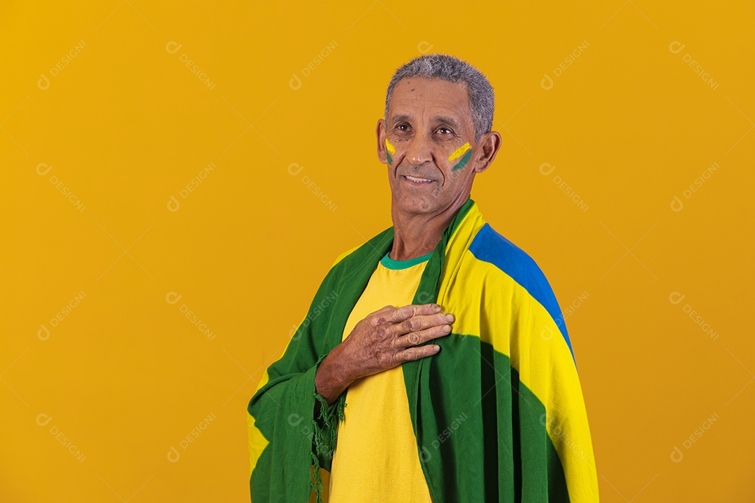 Homem idoso torcedor usando camiseta da seleção brasileira