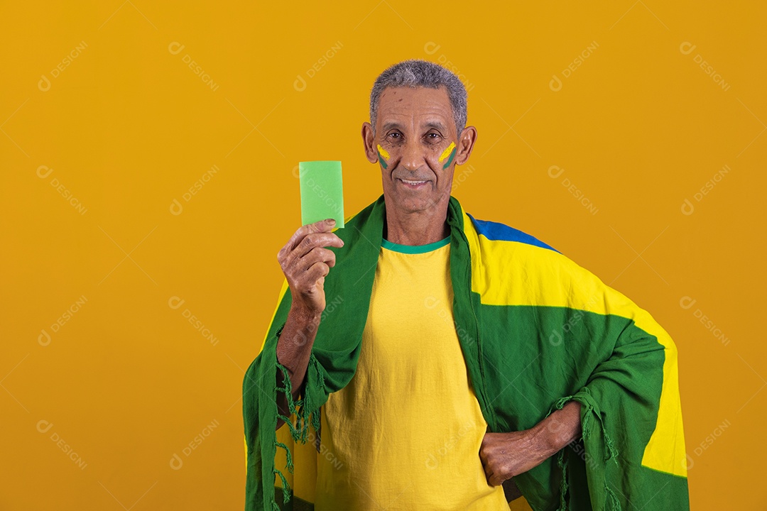 Homem idoso torcedor usando camiseta da seleção brasileira