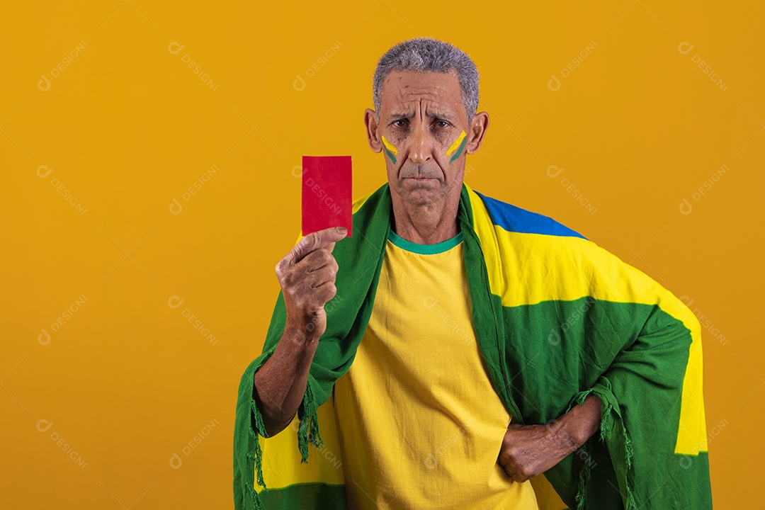 Homem idoso torcedor usando camiseta da seleção brasileira