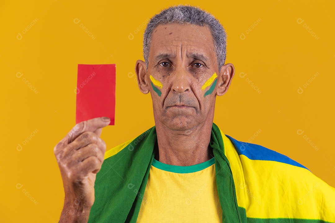 Homem idoso torcedor usando camiseta da seleção brasileira