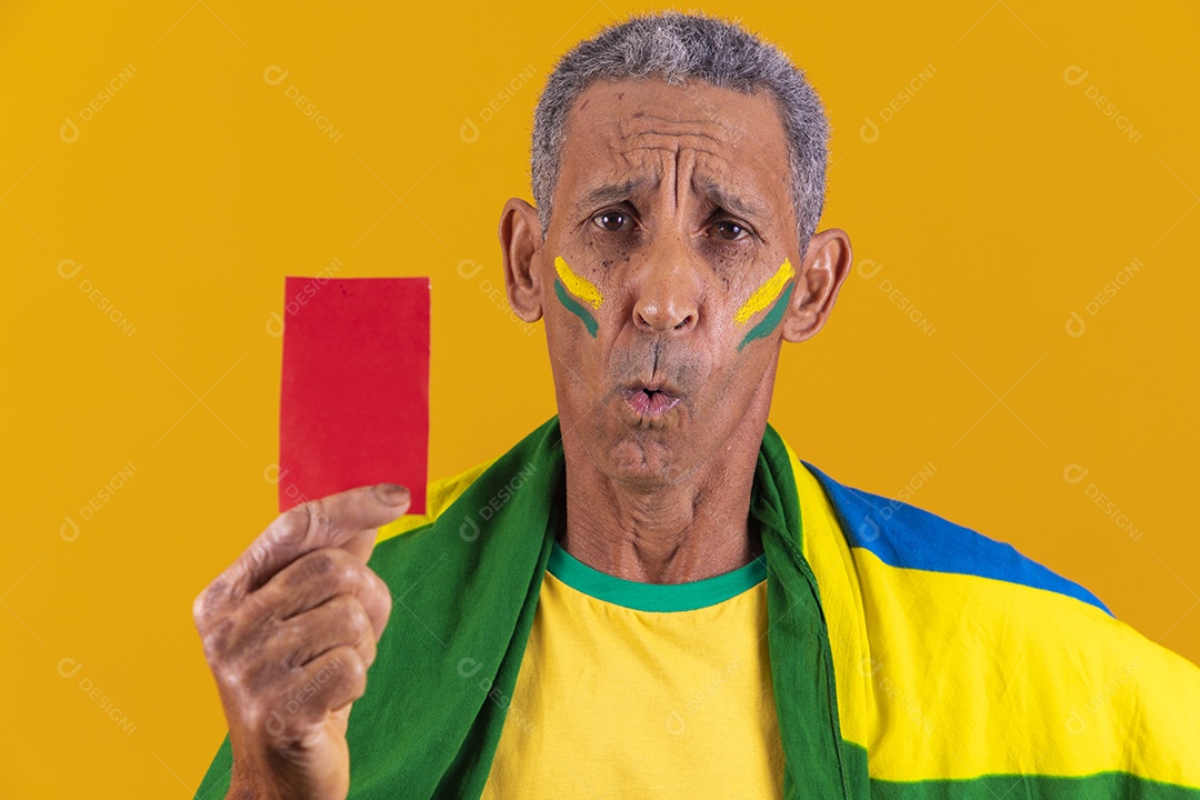 Homem idoso torcedor usando camiseta da seleção brasileira