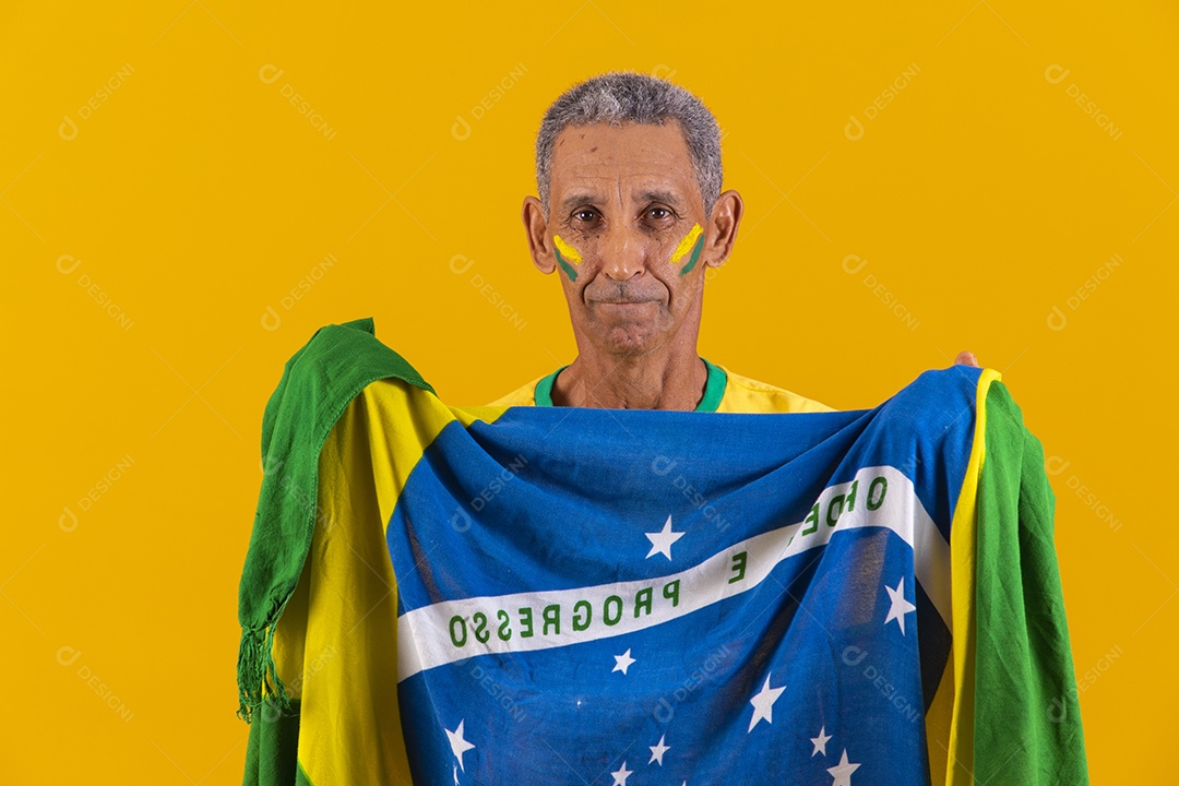 Homem idoso torcedor usando camiseta da seleção brasileira