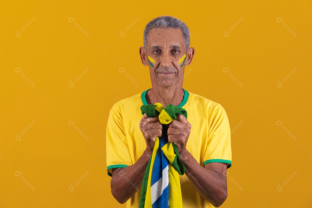 Homem idoso torcedor usando camiseta da seleção brasileira