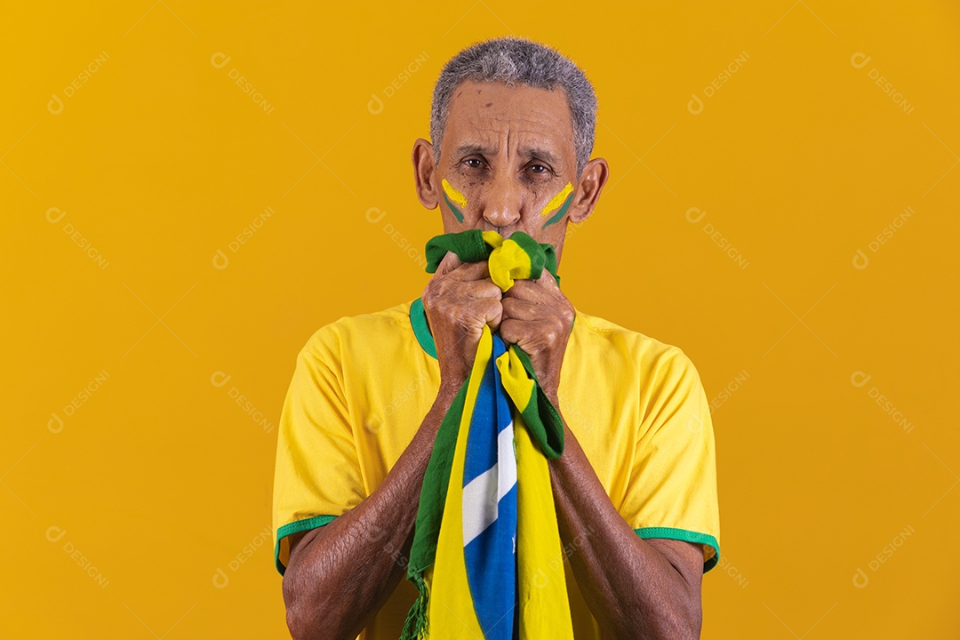 Homem idoso torcedor usando camiseta da seleção brasileira
