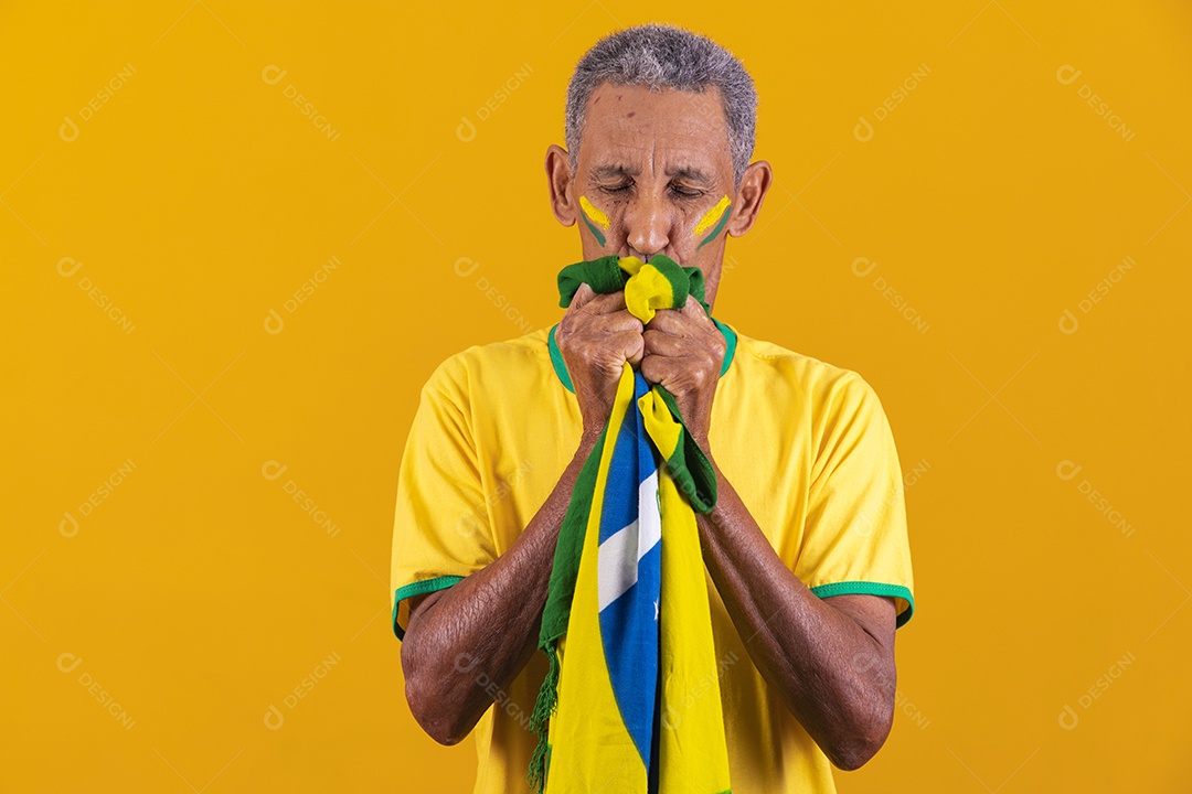Homem idoso torcedor usando camiseta da seleção brasileira