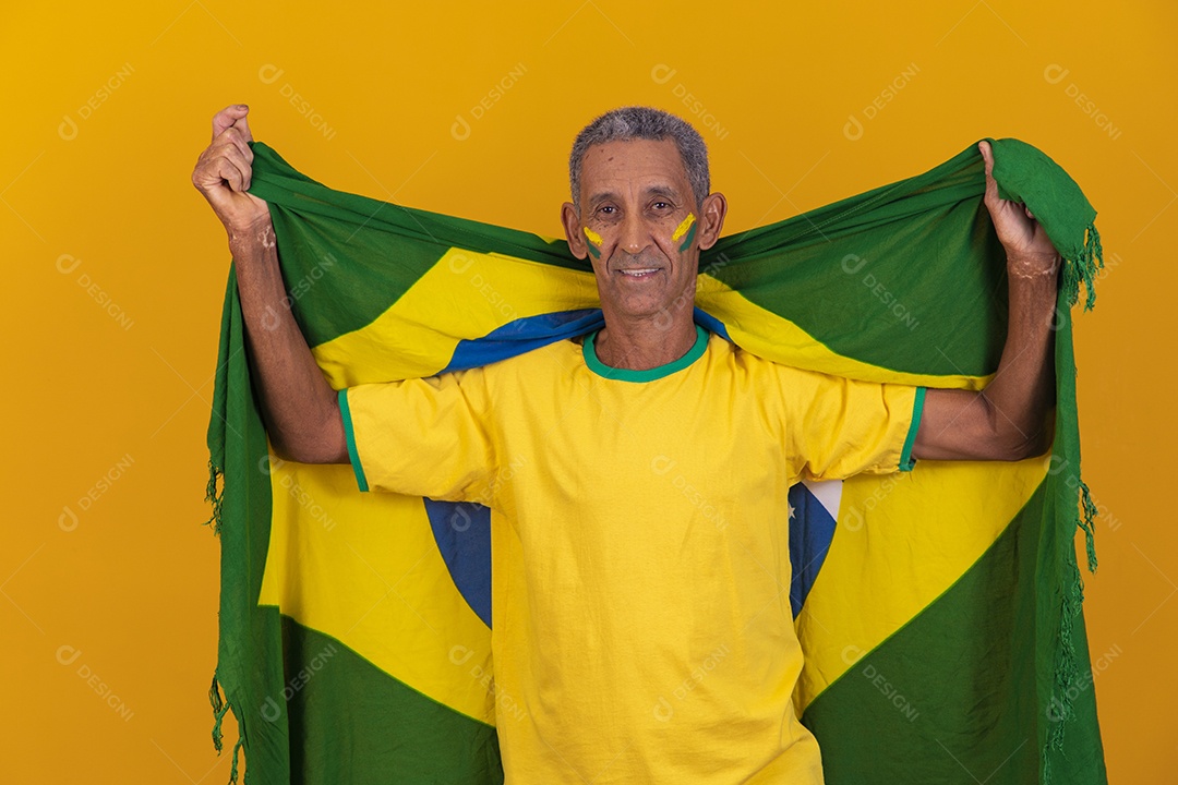 Homem idoso torcedor usando camiseta da seleção brasileira