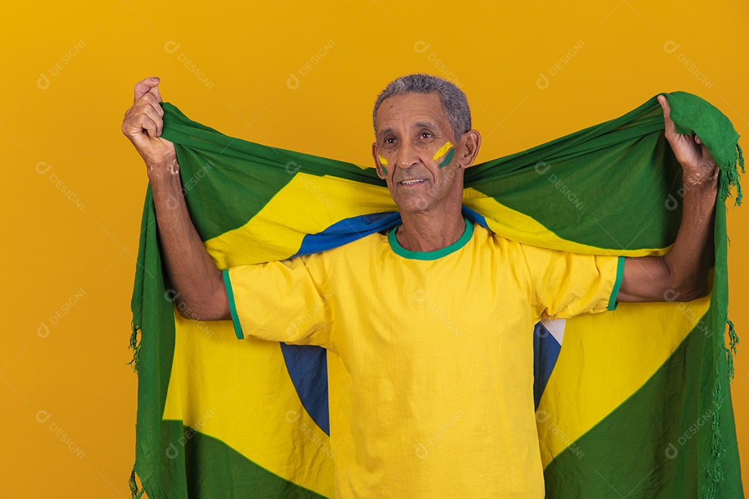 Homem idoso torcedor usando camiseta da seleção brasileira
