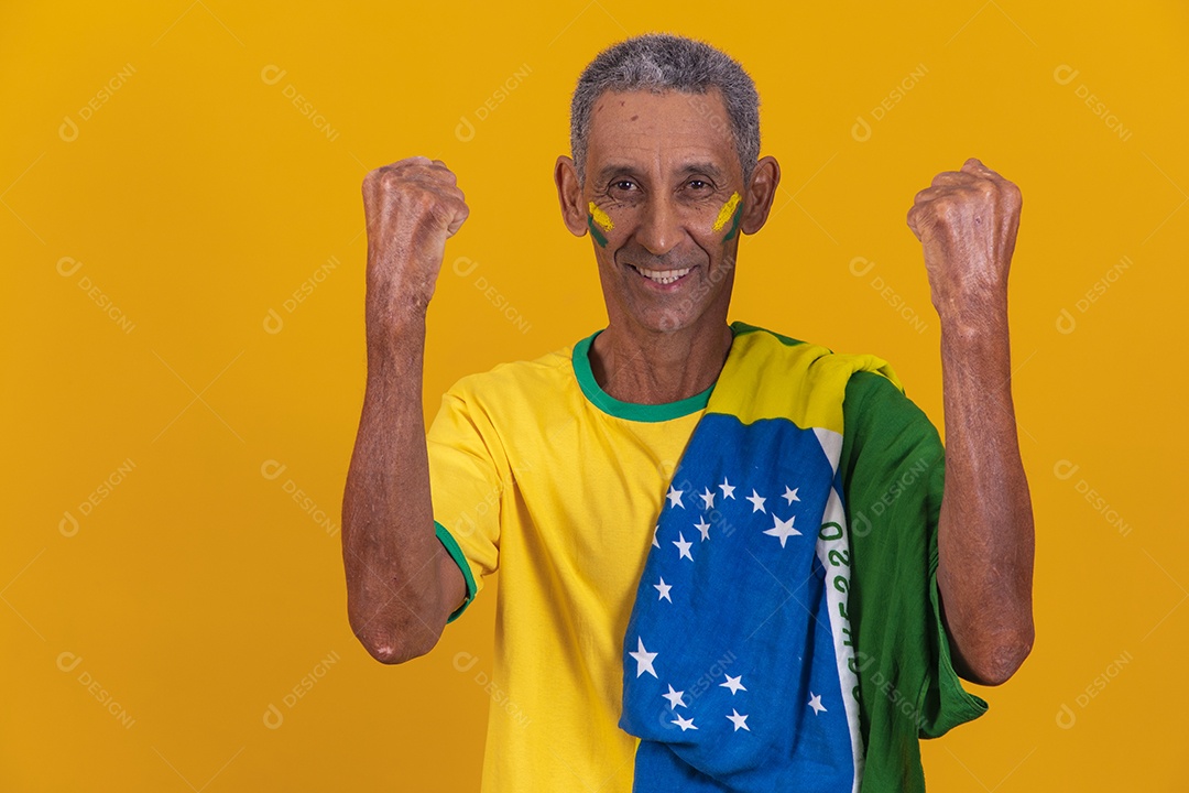 Homem idoso torcedor usando camiseta da seleção brasileira