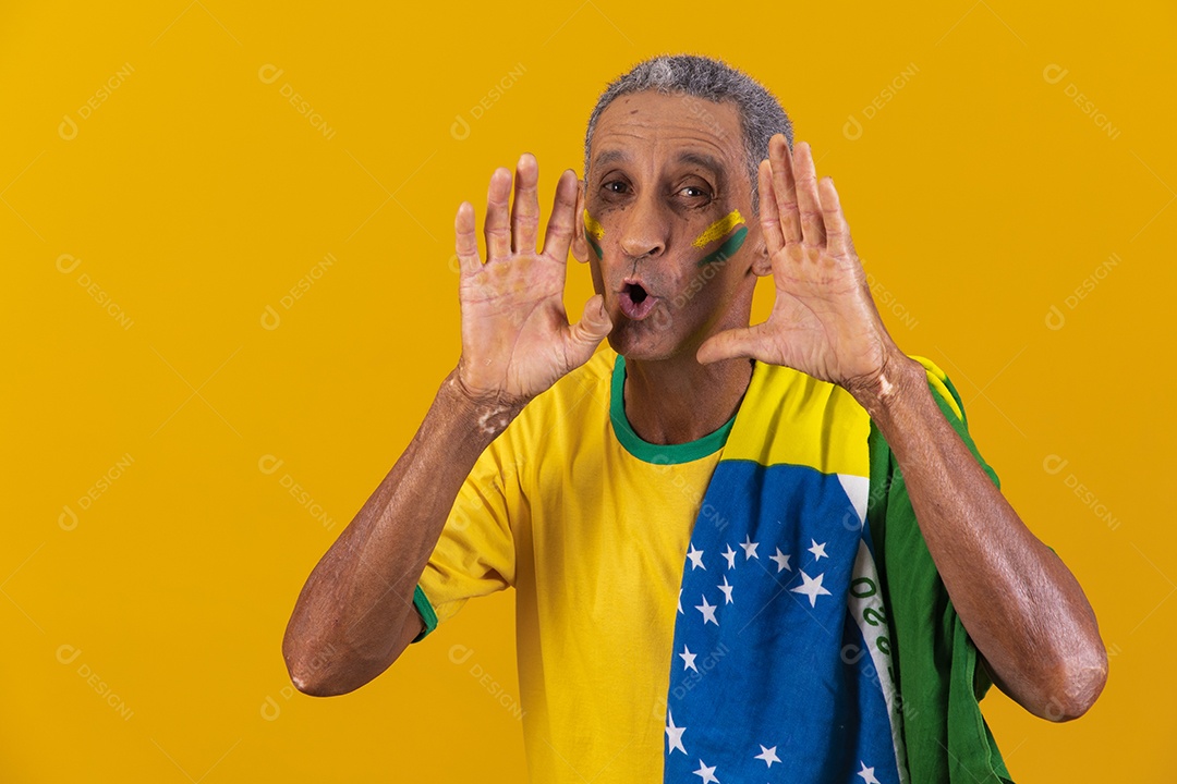 Homem idoso torcedor usando camiseta da seleção brasileira