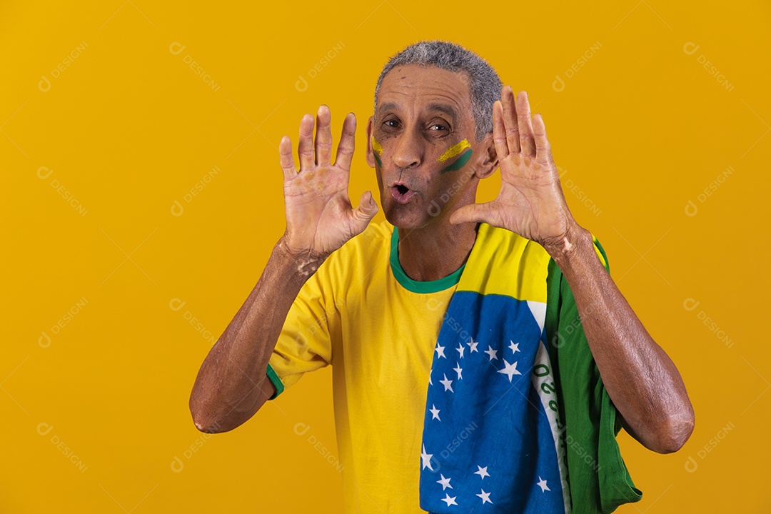 Homem idoso torcedor usando camiseta da seleção brasileira
