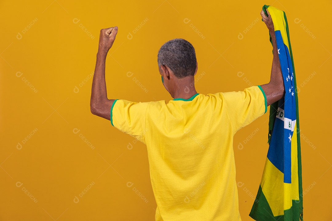 Homem idoso torcedor usando camiseta da seleção brasileira