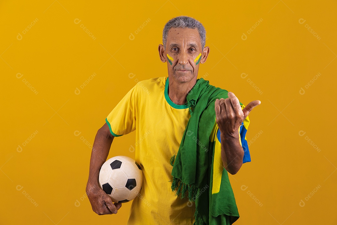 Homem idoso torcedor usando camiseta da seleção brasileira