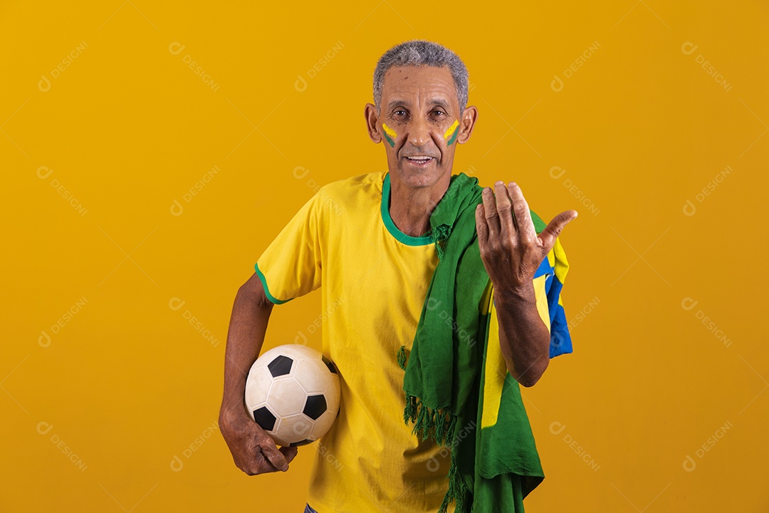 Homem idoso torcedor usando camiseta da seleção brasileira