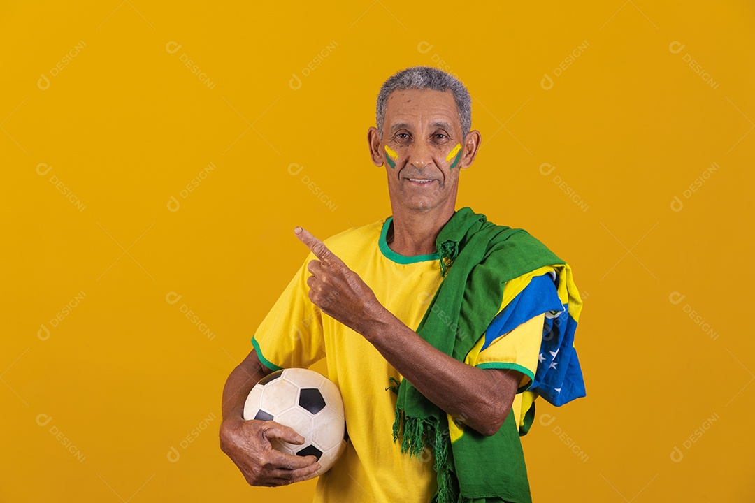 Homem idoso torcedor usando camiseta da seleção brasileira