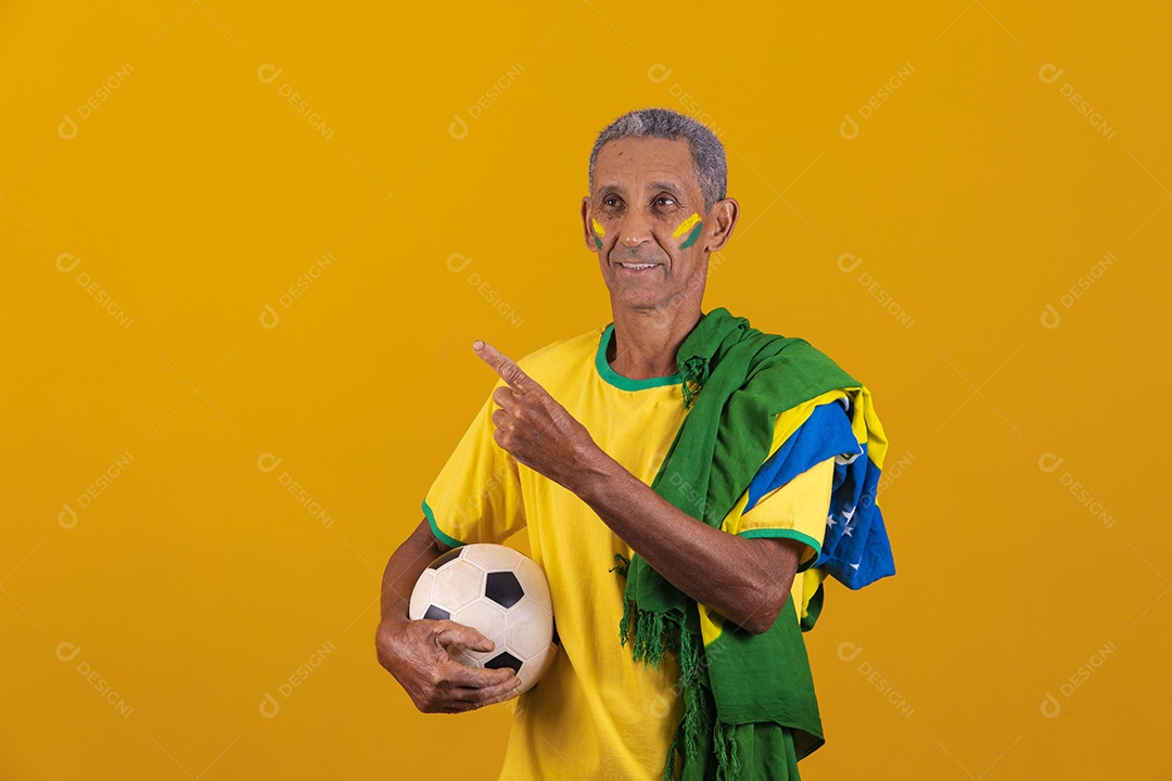 Homem idoso torcedor usando camiseta da seleção brasileira