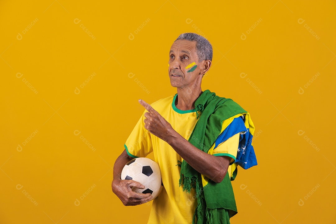 Homem idoso torcedor usando camiseta da seleção brasileira
