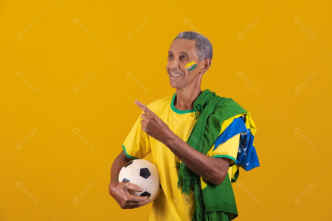 Homem idoso torcedor usando camiseta da seleção brasileira