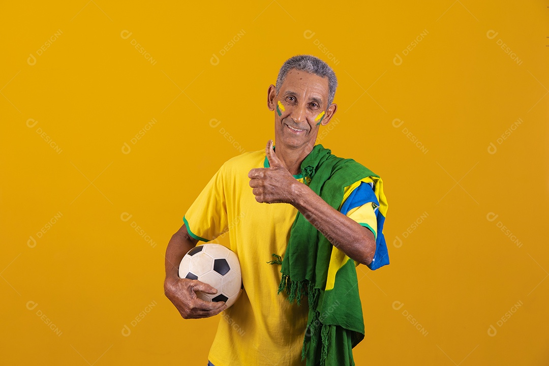 Homem idoso torcedor usando camiseta da seleção brasileira