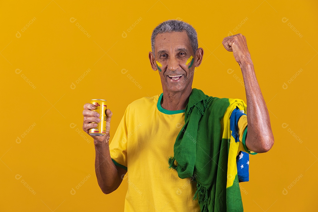 Homem idoso torcedor usando camiseta da seleção brasileira