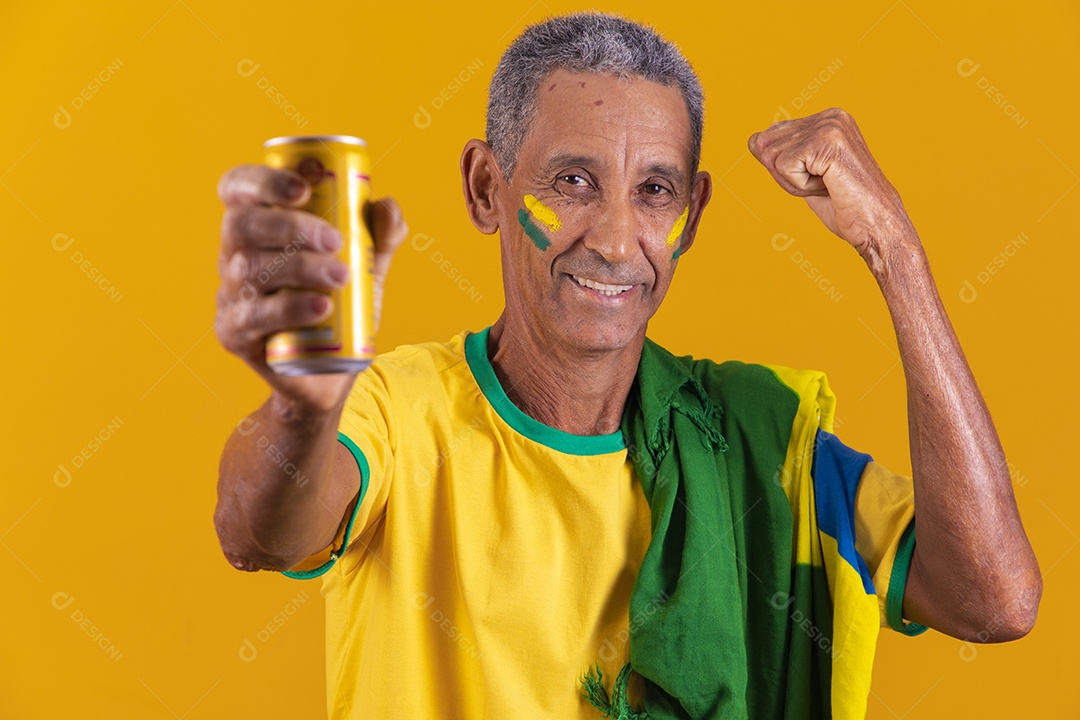 Homem idoso torcedor usando camiseta da seleção brasileira