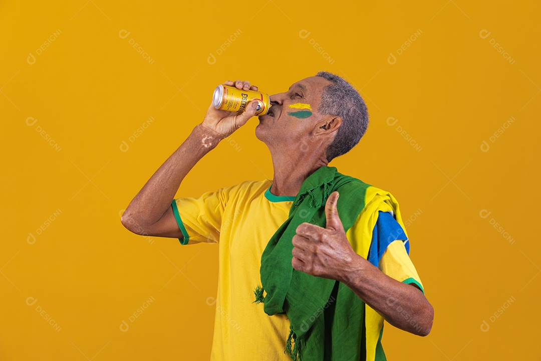 Homem idoso torcedor usando camiseta da seleção brasileira