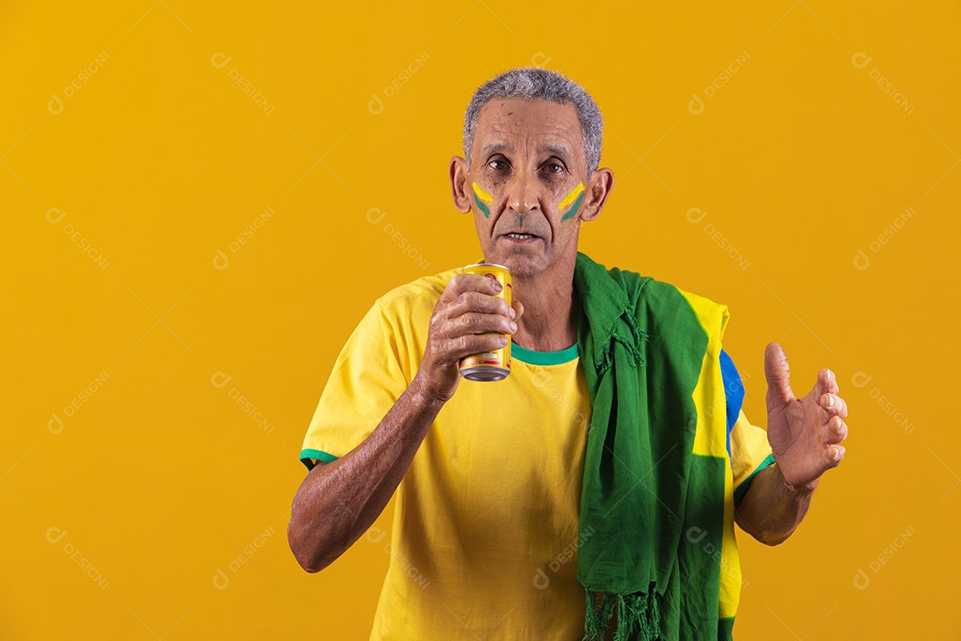 Homem idoso torcedor usando camiseta da seleção brasileira