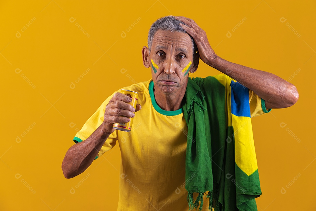 Homem idoso torcedor usando camiseta da seleção brasileira