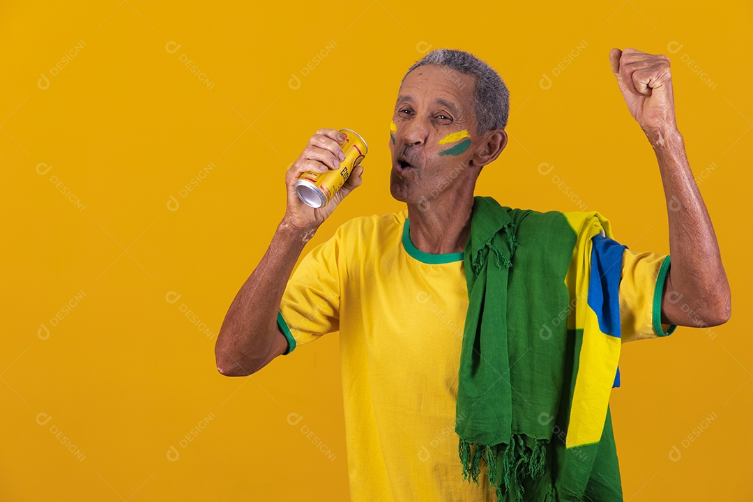 Homem idoso torcedor usando camiseta da seleção brasileira