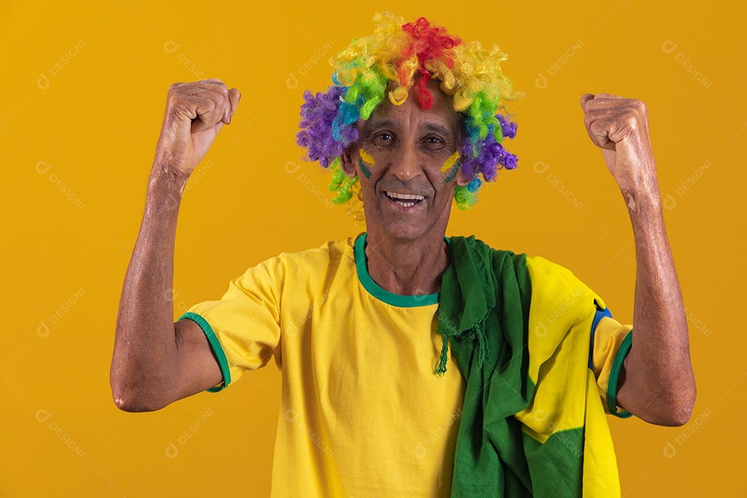 Homem idoso torcedor usando camiseta da seleção brasileira