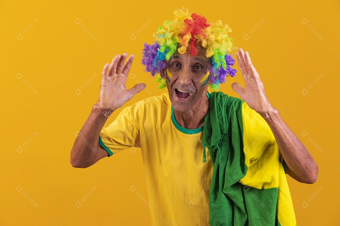 Homem idoso torcedor usando camiseta da seleção brasileira