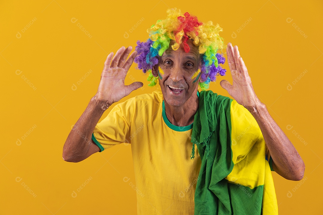 Homem idoso torcedor usando camiseta da seleção brasileira