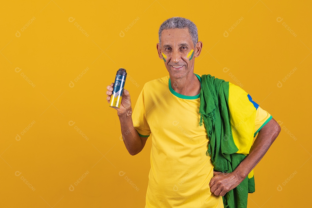 Homem idoso torcedor usando camiseta da seleção brasileira