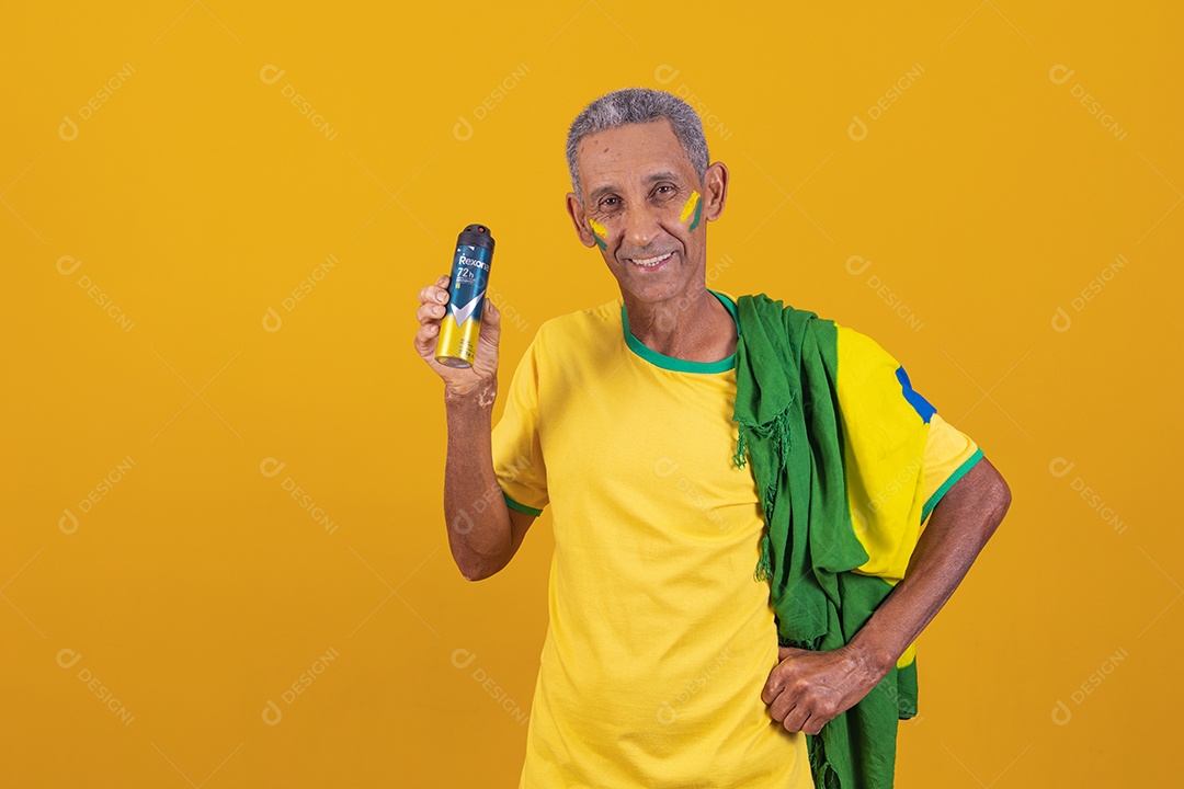 Homem idoso torcedor usando camiseta da seleção brasileira
