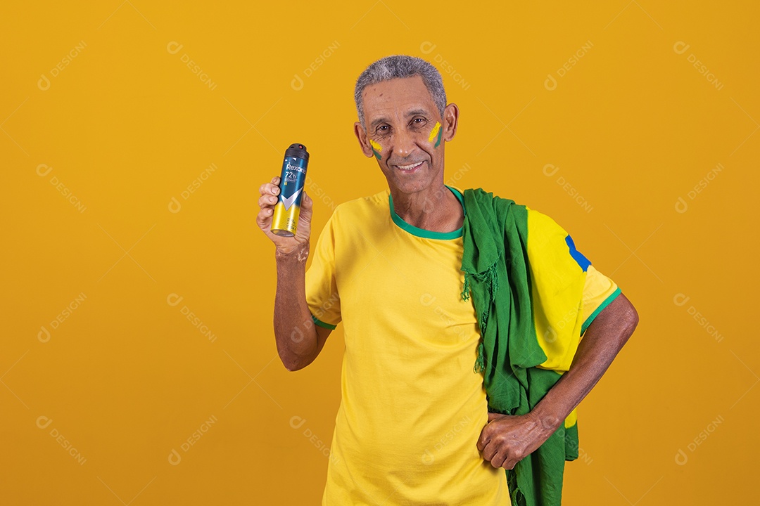 Homem idoso torcedor usando camiseta da seleção brasileira