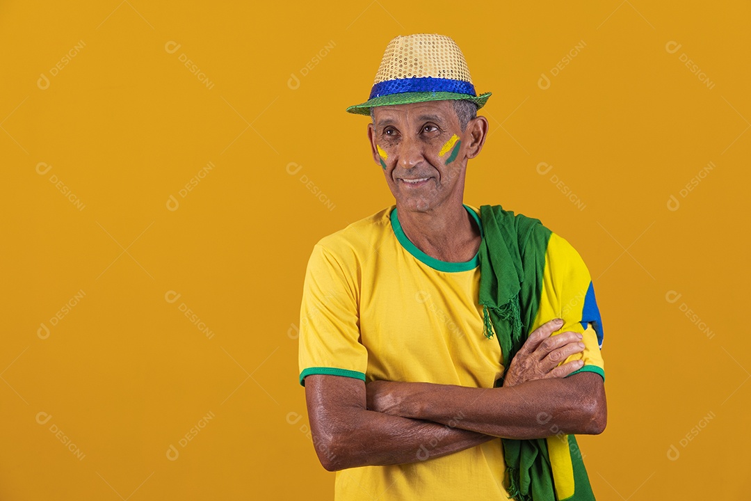 Homem idoso torcedor usando camiseta da seleção brasileira