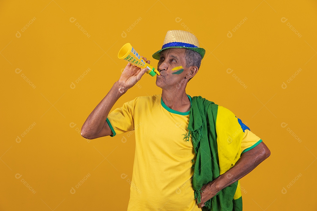 Homem idoso torcedor usando camiseta da seleção brasileira