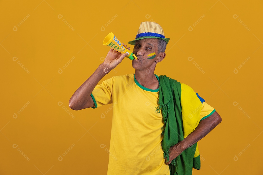 Homem idoso torcedor usando camiseta da seleção brasileira