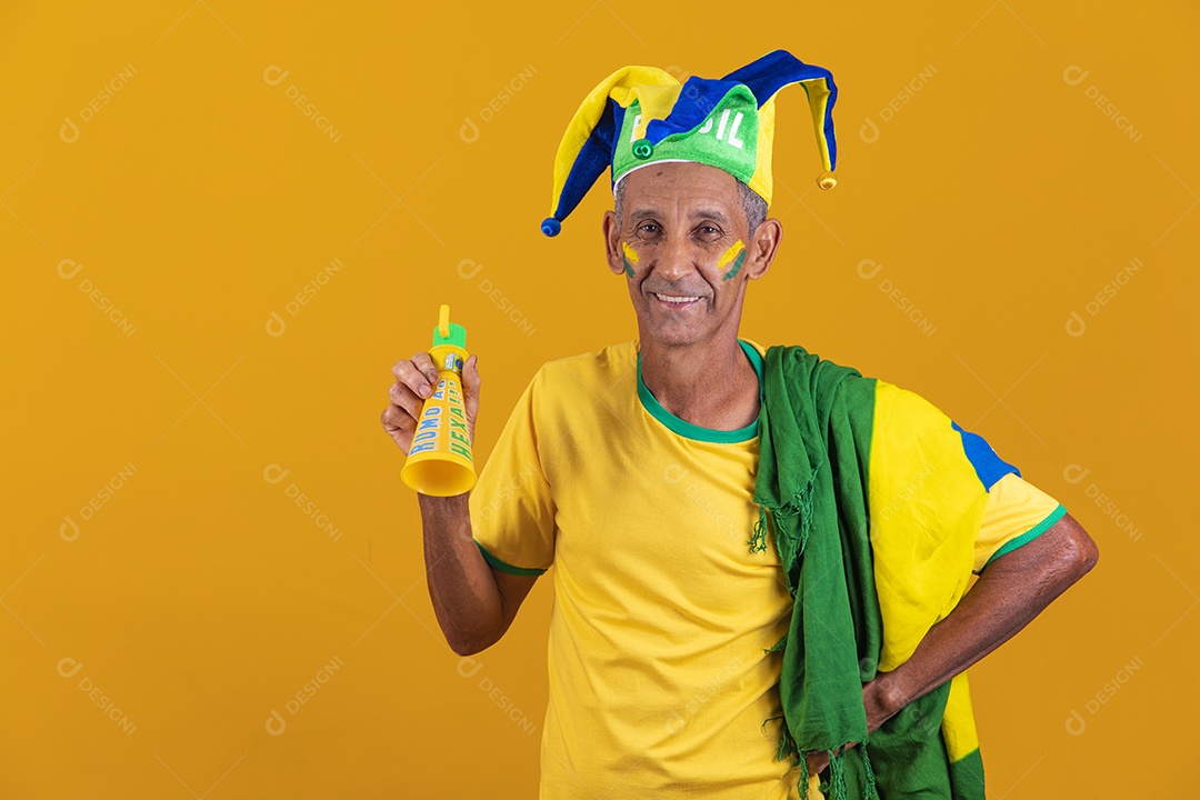 Homem idoso torcedor usando camiseta da seleção brasileira