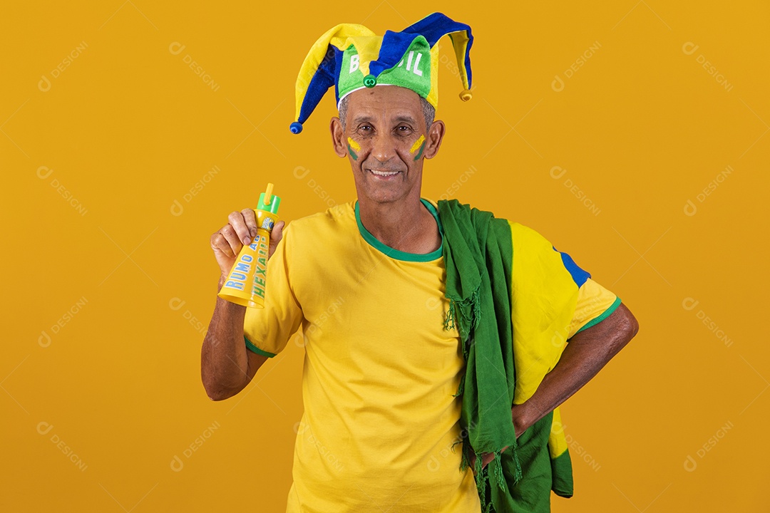 Homem idoso torcedor usando camiseta da seleção brasileira