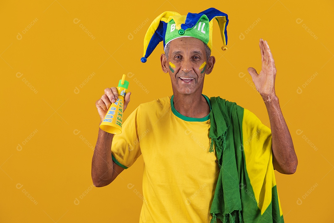 Homem idoso torcedor usando camiseta da seleção brasileira