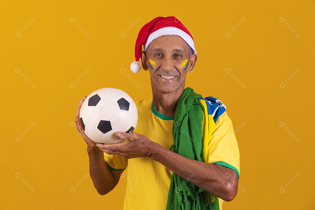 Homem idoso torcedor usando camiseta da seleção brasileira