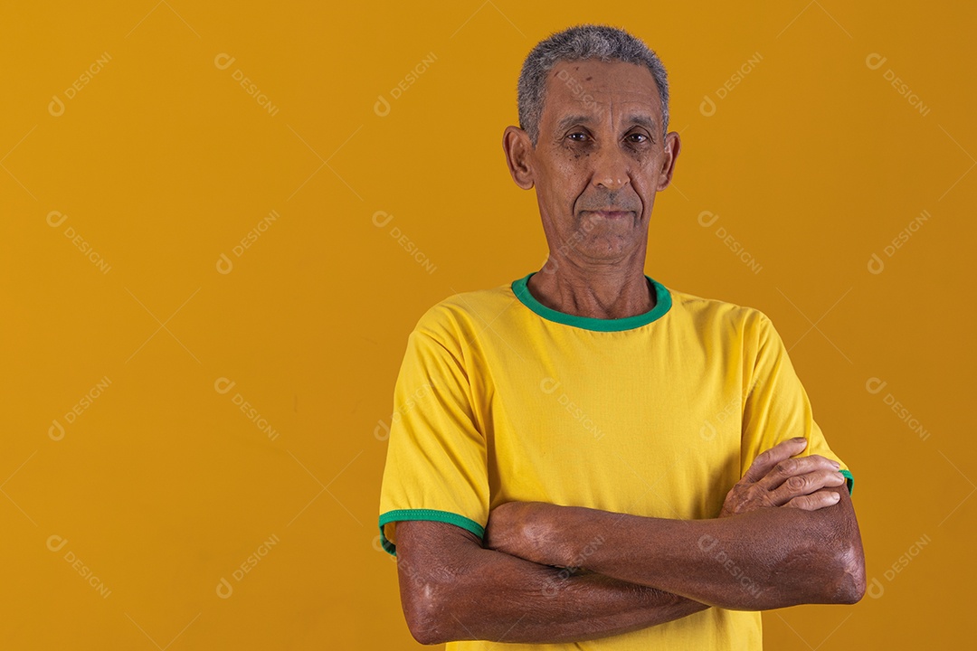 Homem idoso torcedor usando camiseta da seleção brasileira