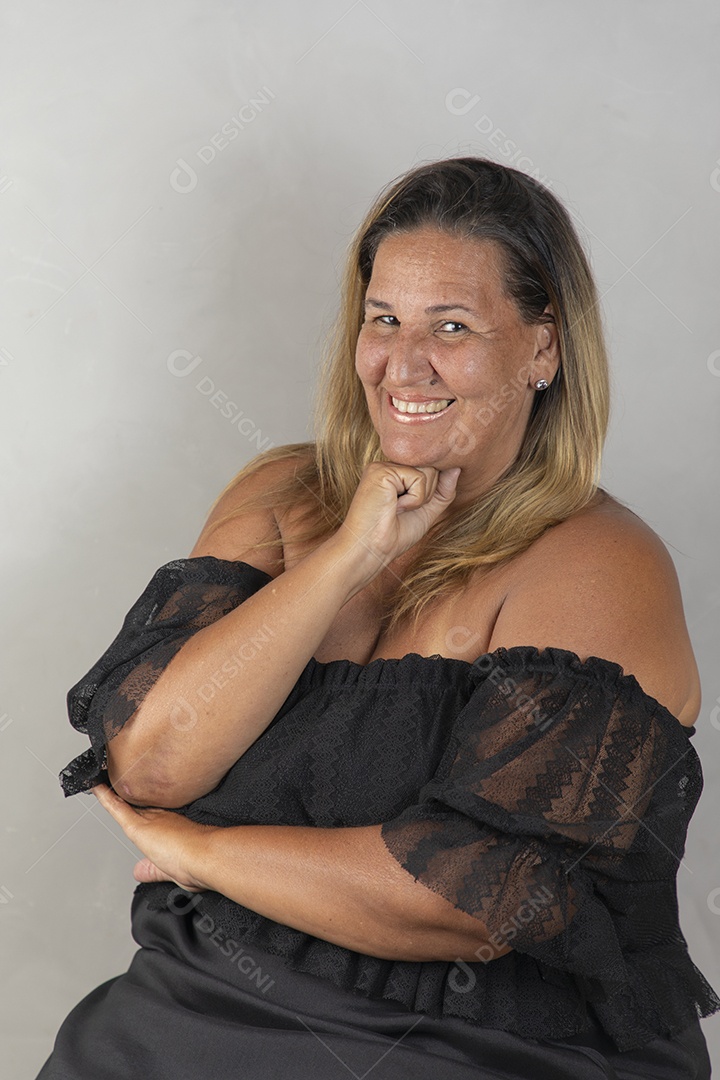 Mulher jovem pousando para fotografias
