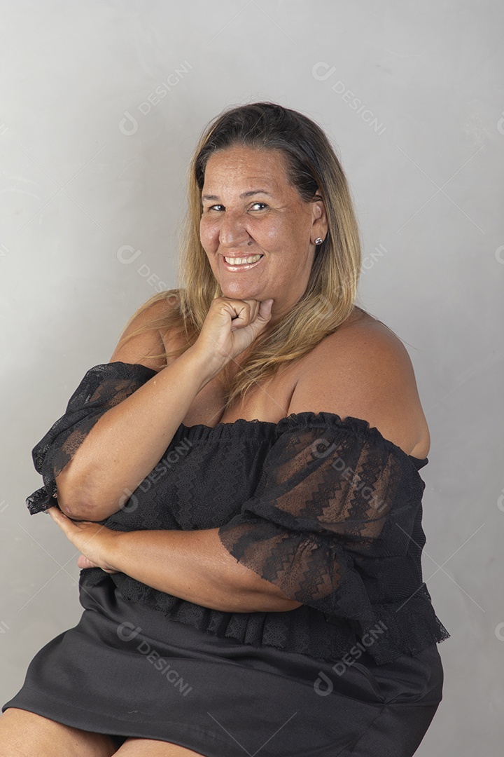 Mulher jovem pousando para fotografias