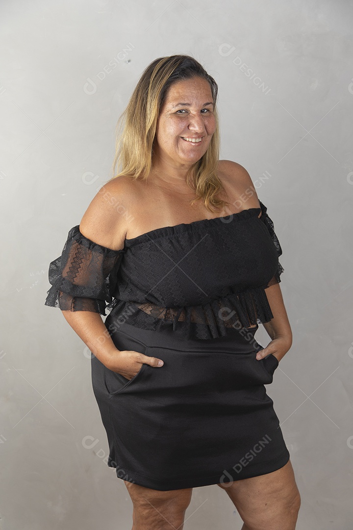 Mulher jovem pousando para fotografias