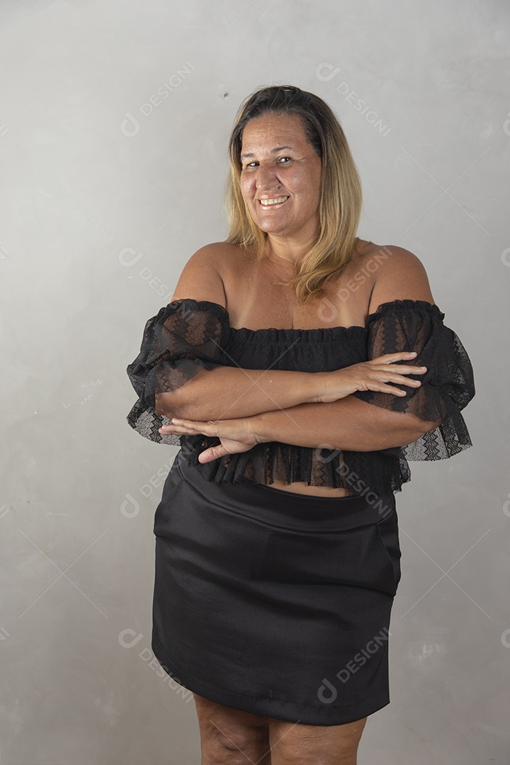 Mulher jovem pousando para fotografias