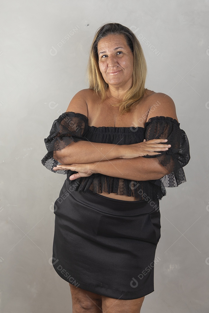 Mulher jovem pousando para fotografias