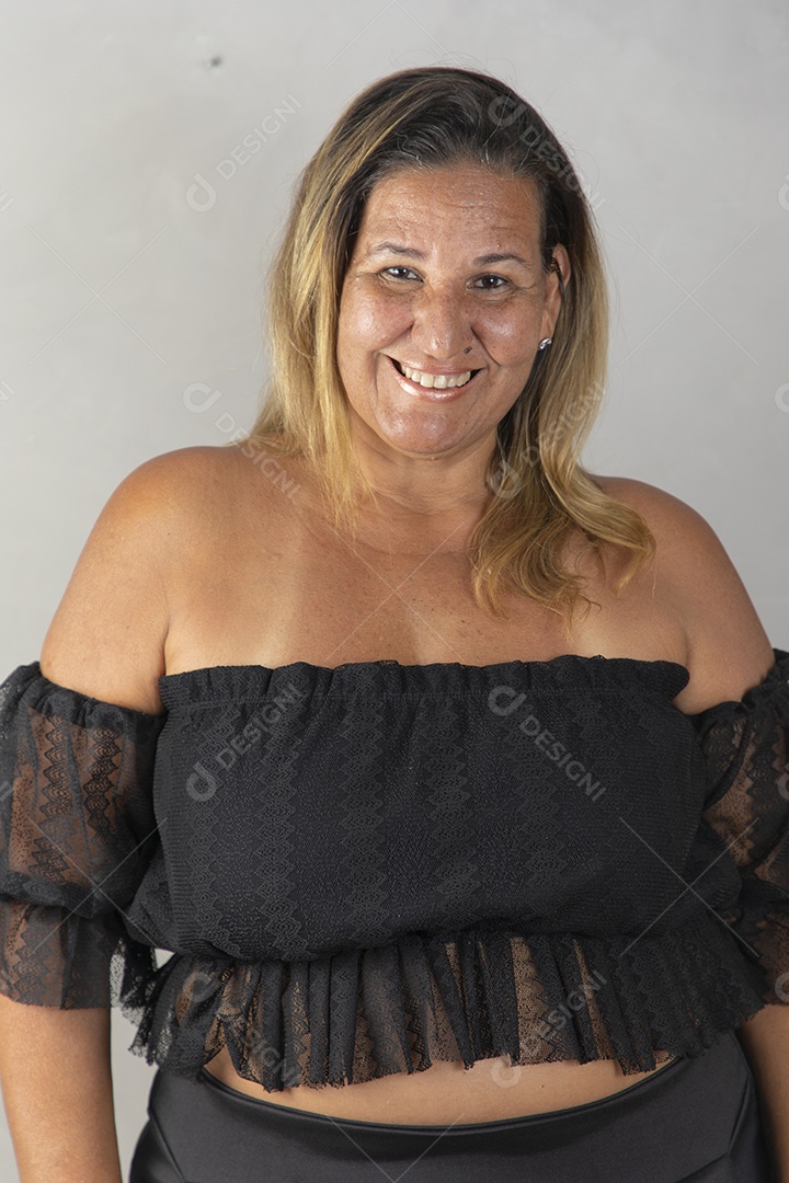 Mulher jovem pousando para fotografias