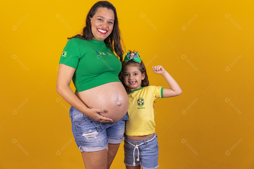 Mulher gravida ao lado de sua filha torcedoras do brasil