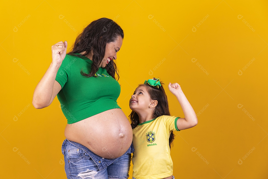 Mulher gravida ao lado de sua filha torcedoras do brasil